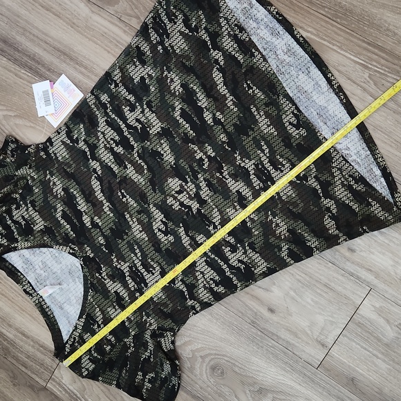LuLaRoe Christy T Short Sleeve V-Neck Camouflage Soft & Stretchy Loose Fit Top - Picture 11 of 16